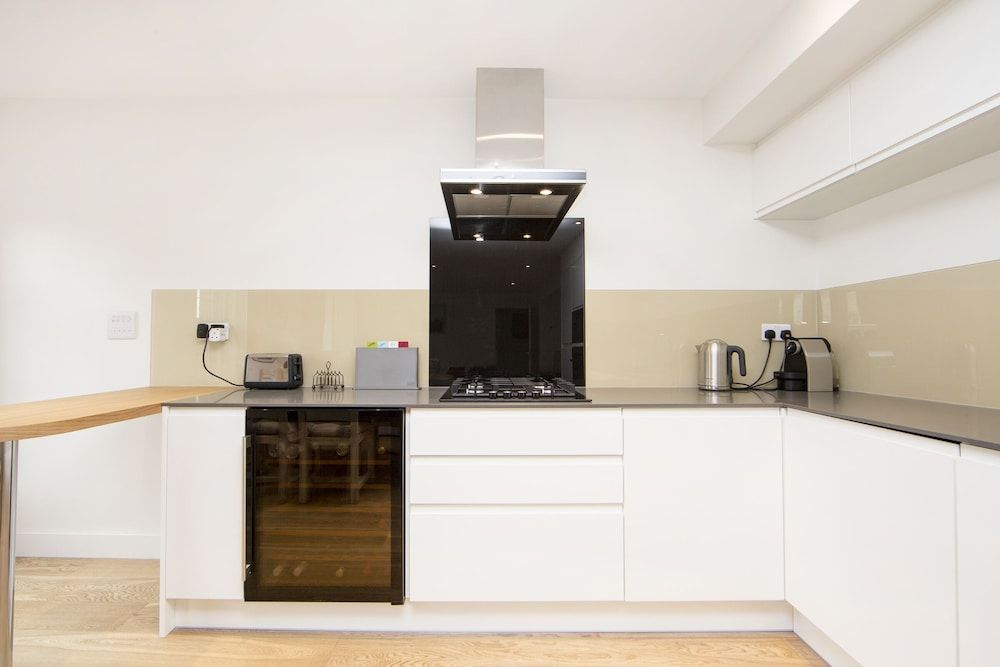 undefined Up-market one Bedroom Apartment Just Minutes From the River Thames. Broughton rd 5