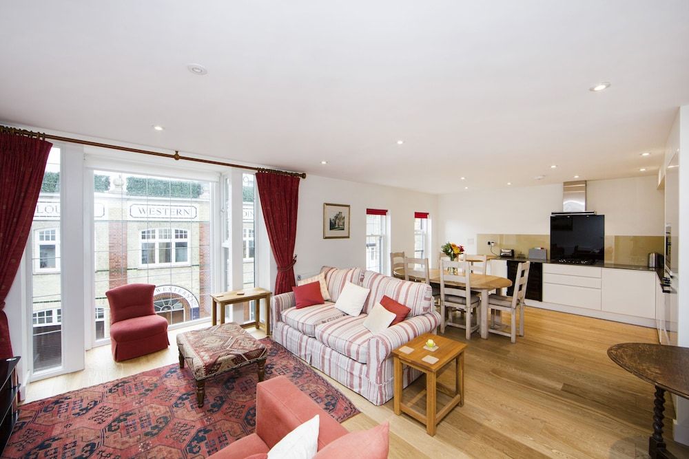 undefined Up-market one Bedroom Apartment Just Minutes From the River Thames. Broughton rd