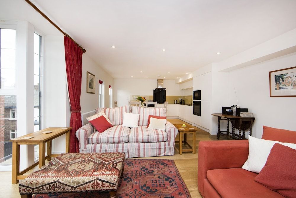 undefined Up-market one Bedroom Apartment Just Minutes From the River Thames. Broughton rd 8