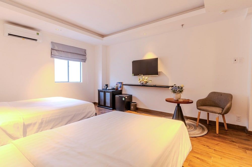 PARK VIEW LUXURY HOTEL FAMILY WITH WINDOW 4