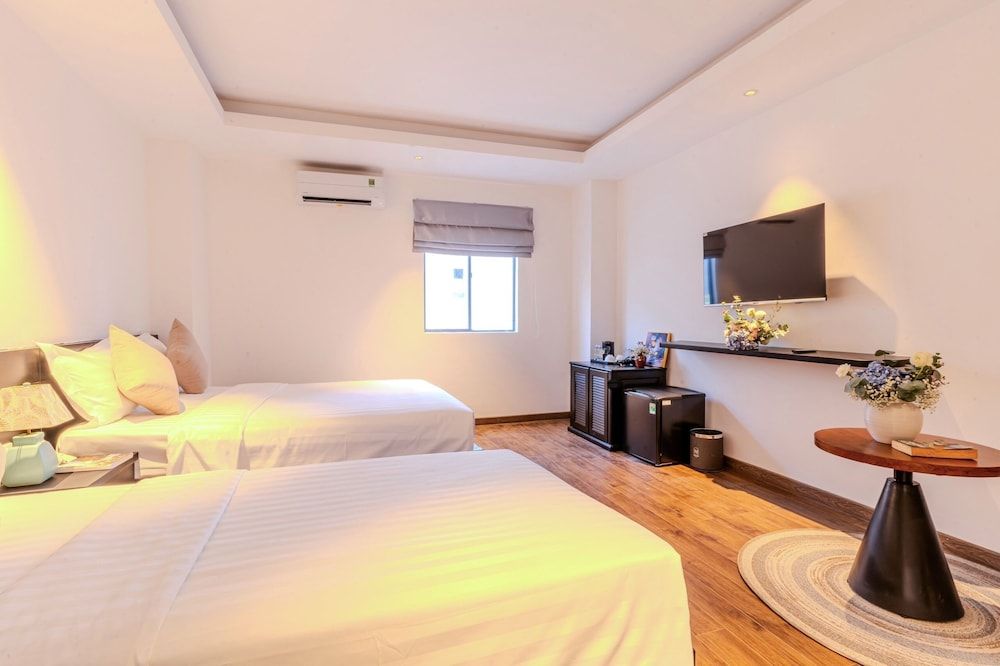 PARK VIEW LUXURY HOTEL FAMILY WITH WINDOW 2