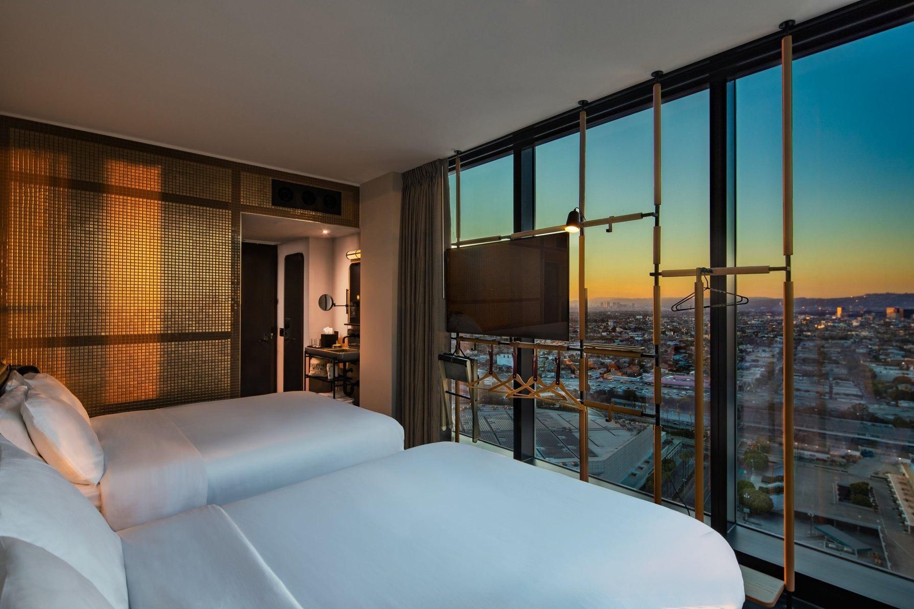 Guest room, 2 Queen, City view, Corner room