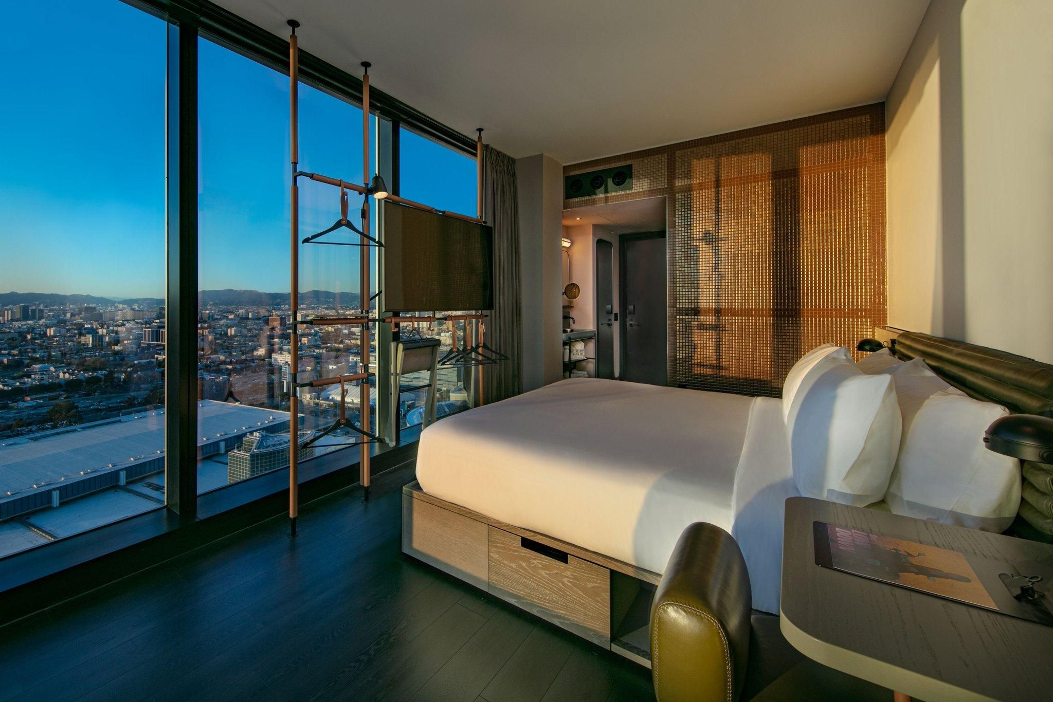 Guest room, 1 King, City view, Corner room