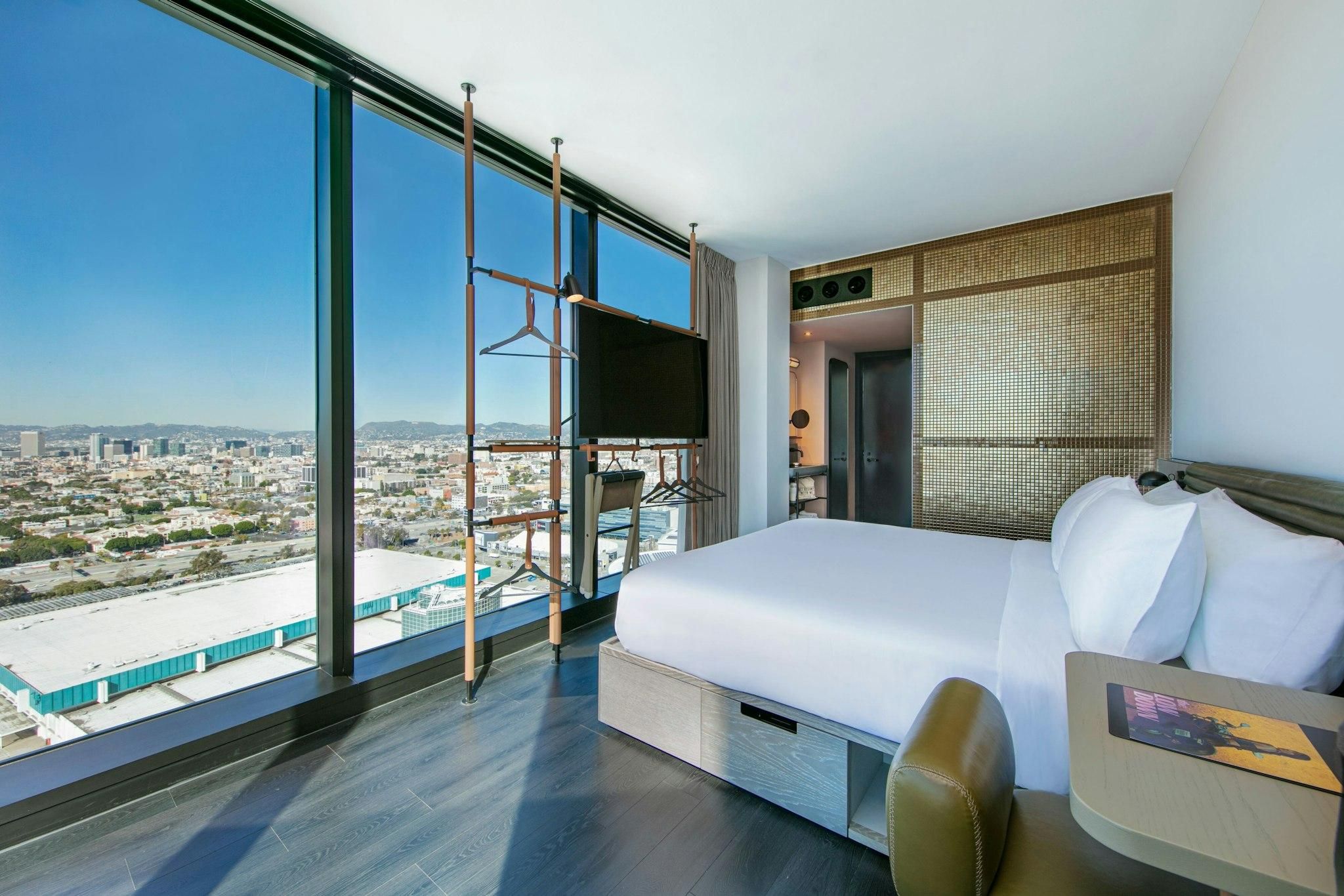 Guest room, 1 King, City view, Corner room