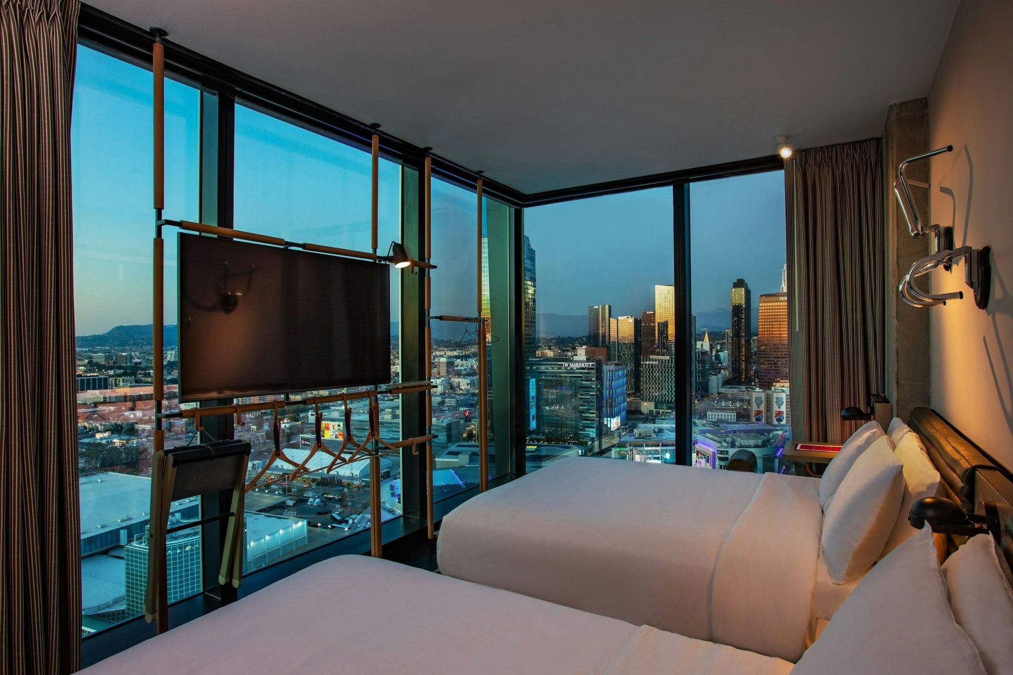 Guest room, 2 Queen, City view, Corner room