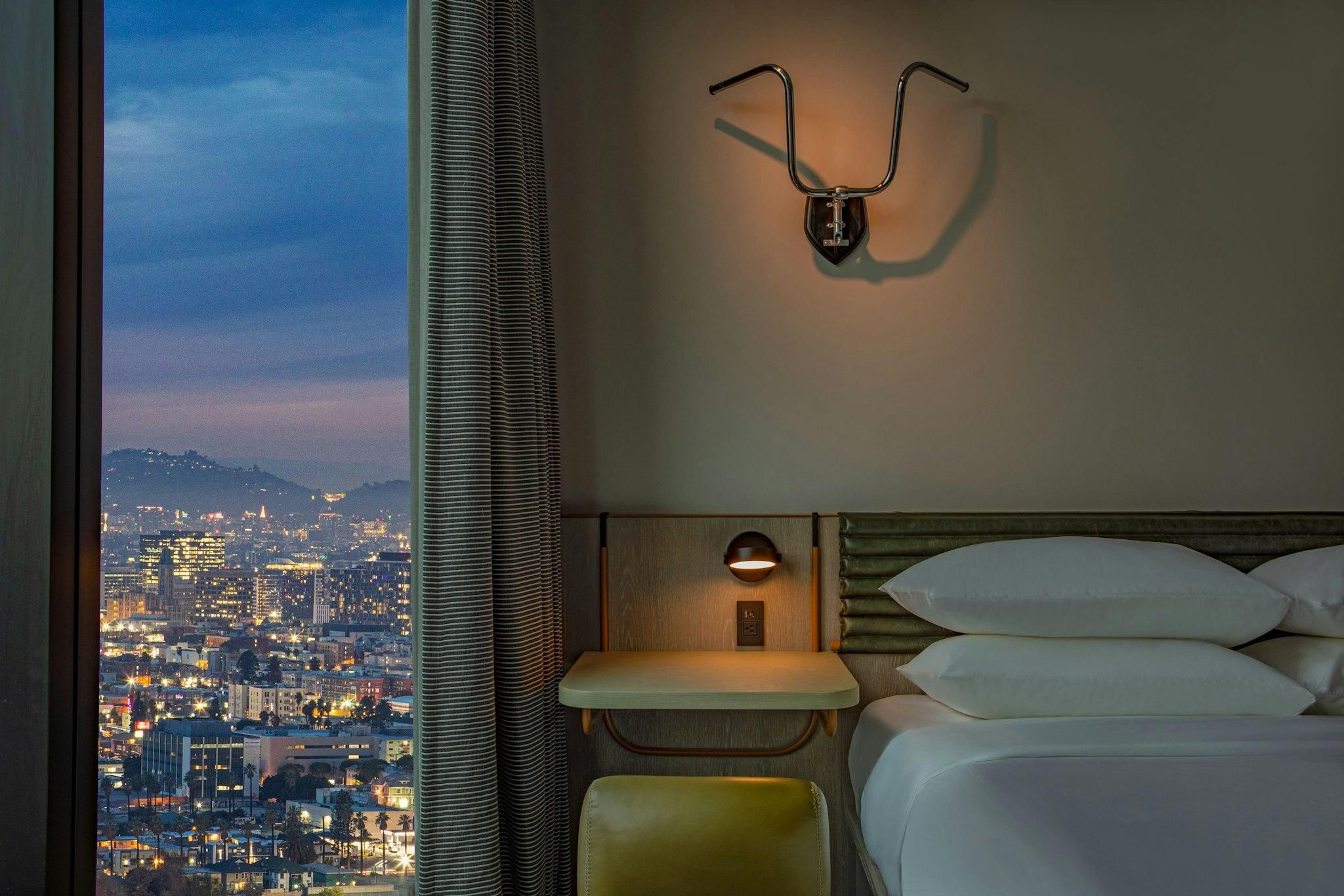 Guest room, 2 Queen, City view, Corner room