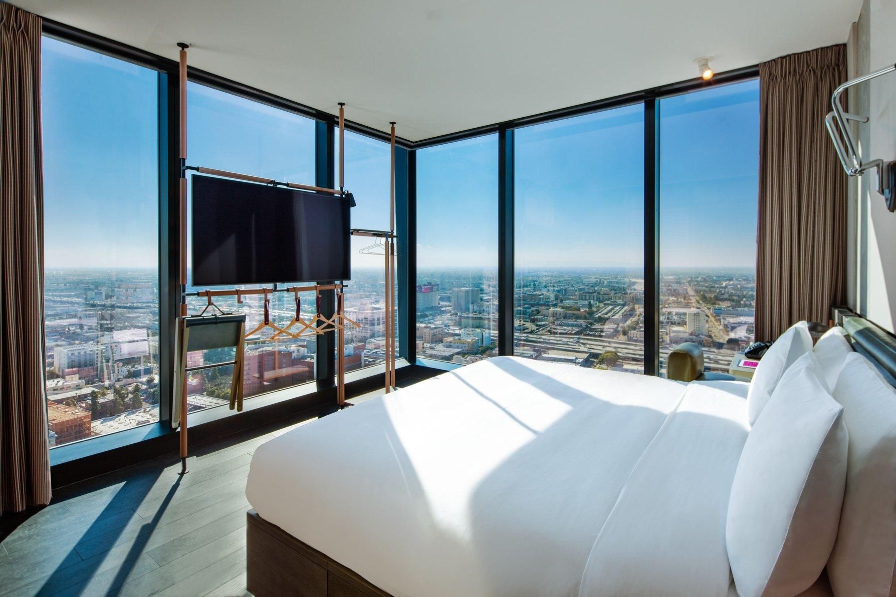 Guest room, 1 King, City view, Corner room