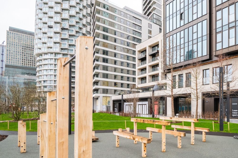 undefined Luxury two Bedroom Apartment in East Londons Docklands 4