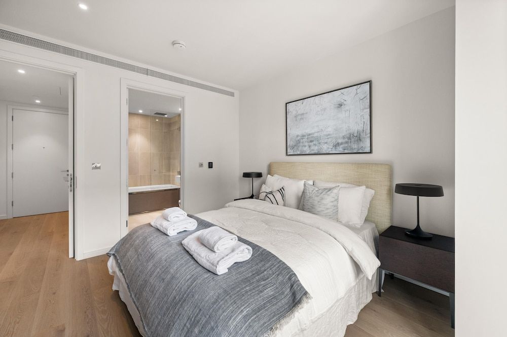 undefined Luxury two Bedroom Apartment in East Londons Docklands 10