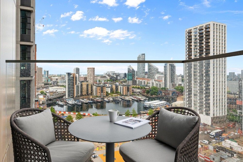 undefined Luxury two Bedroom Apartment in East Londons Docklands 3