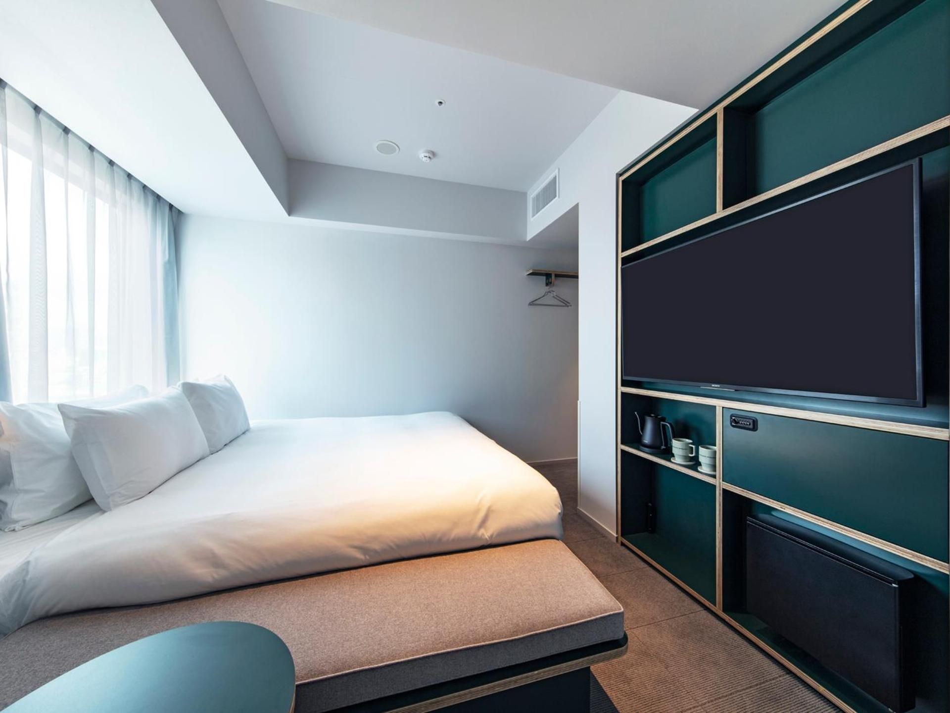 Large Corner Room with King Bed