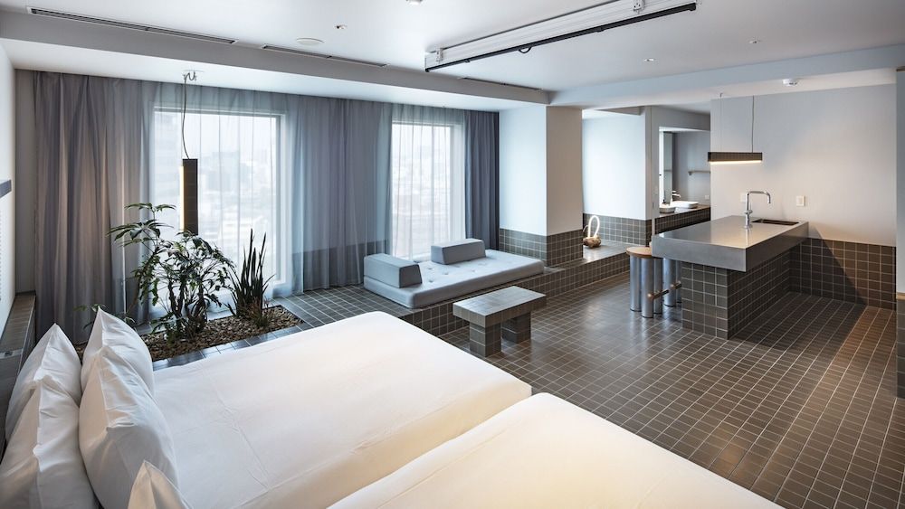 Party Suite on the Top Floor - Non Smoking [MAX 6 Guests: 4 adults and 2 children (under 5 yrs old)