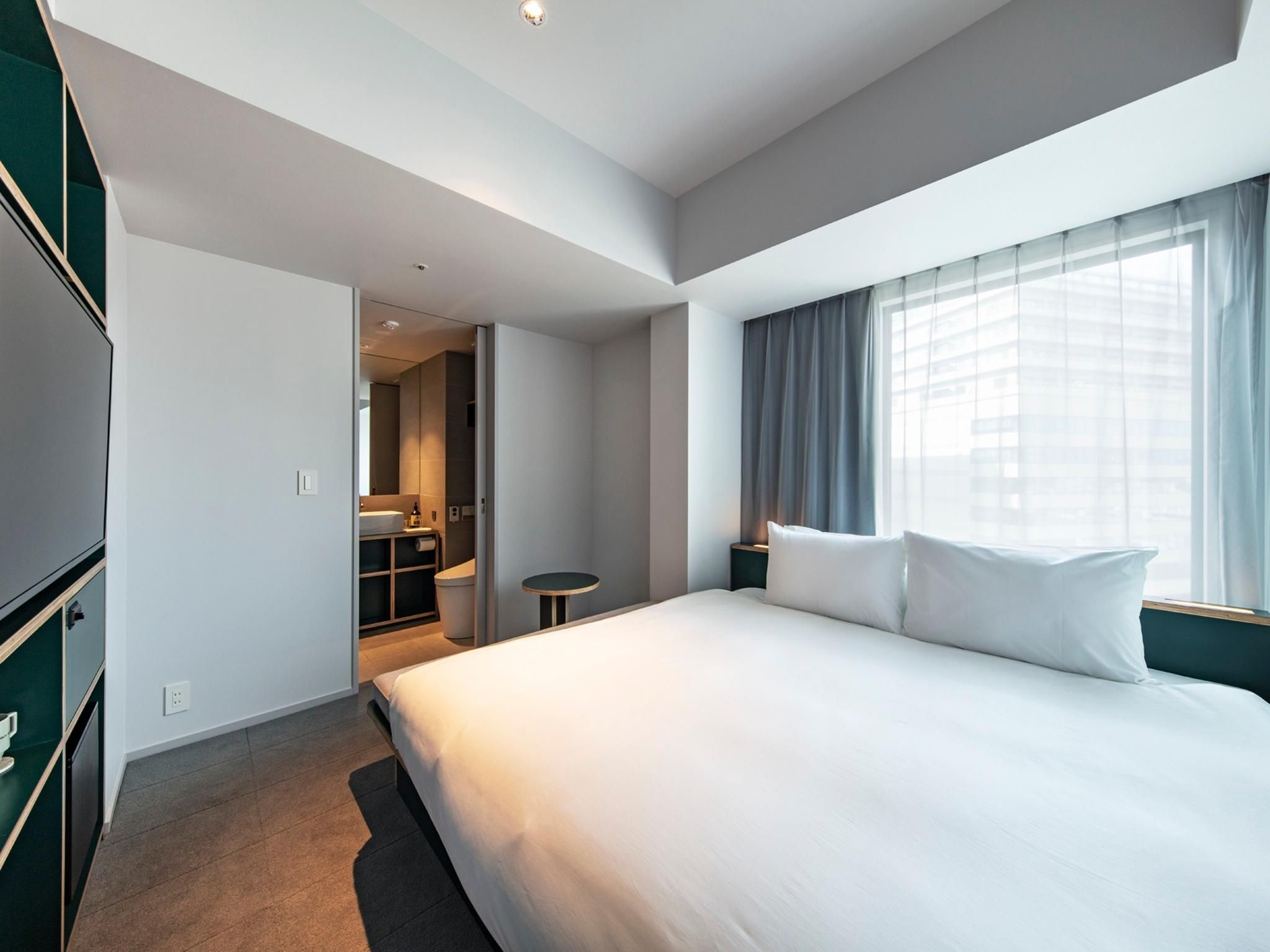 Large Corner Room with King Bed