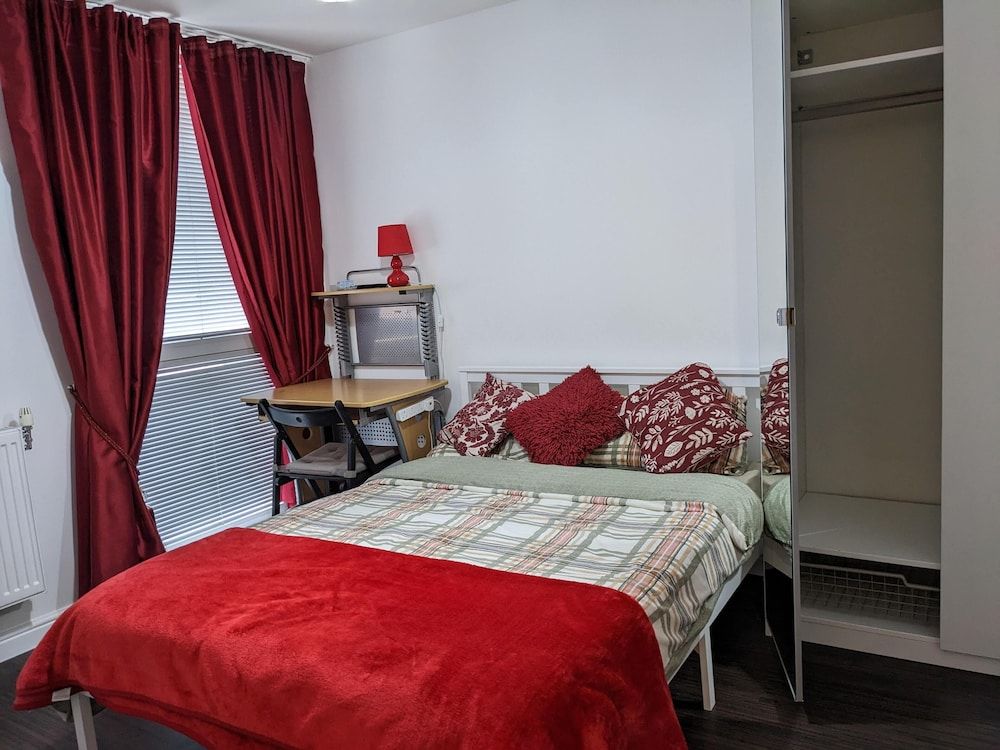 undefined TravelStop #London-Ealing 2