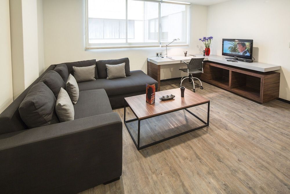 FlowSuites WTC Business Loft, 1 Queen Bed, Balcony, City View 5