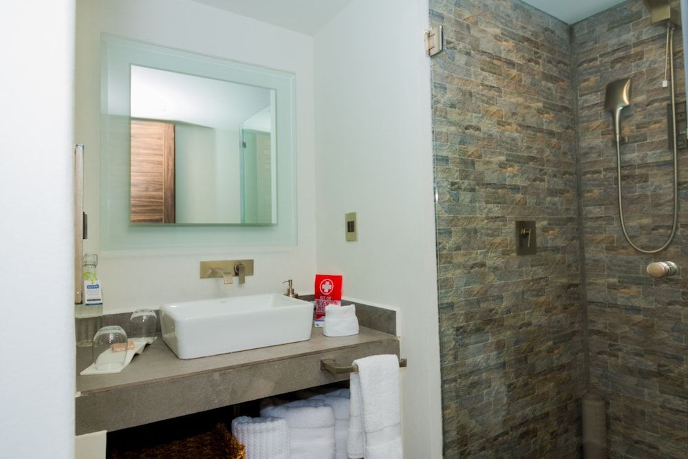 FlowSuites WTC Business Loft, 1 Queen Bed, Balcony, City View 4