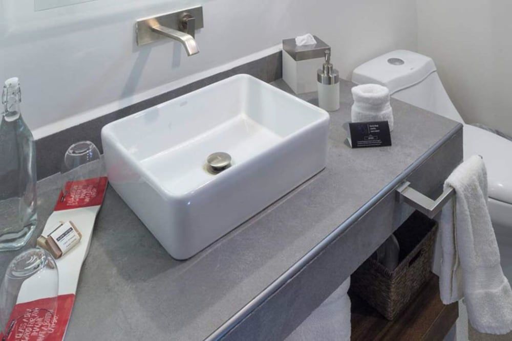 FlowSuites WTC Business Loft, 1 Queen Bed, Balcony, City View 3