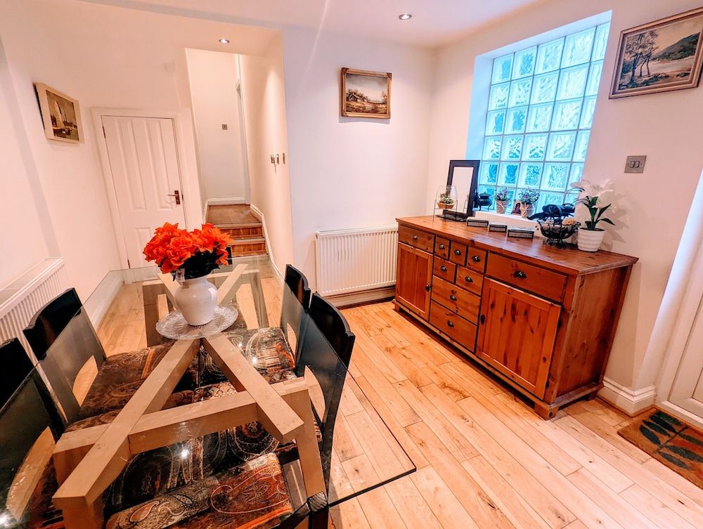 TopHome Arsenal Deluxe House, 6 Bedrooms 84