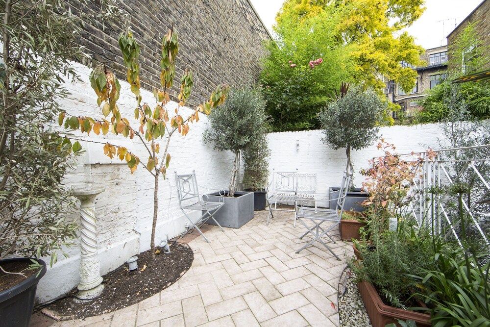 undefined Beautiful and Spacious 2 Bed/2 Bath Property Just Moments From Earls Court 6