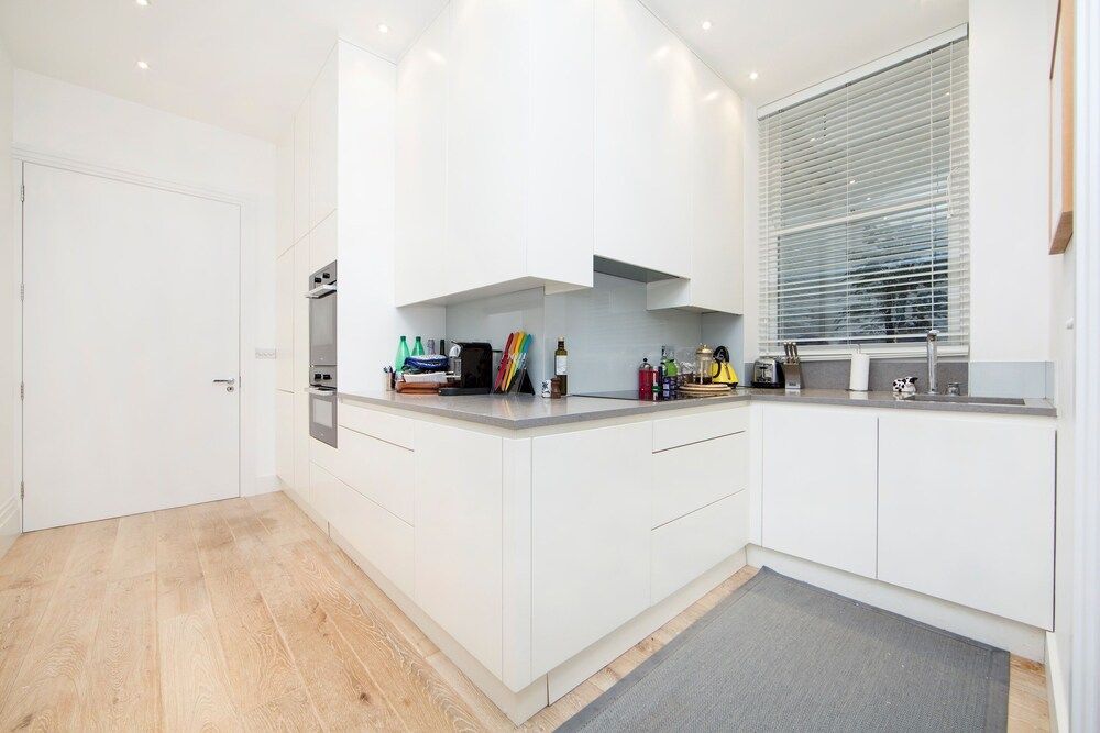 undefined Beautiful and Spacious 2 Bed/2 Bath Property Just Moments From Earls Court 5