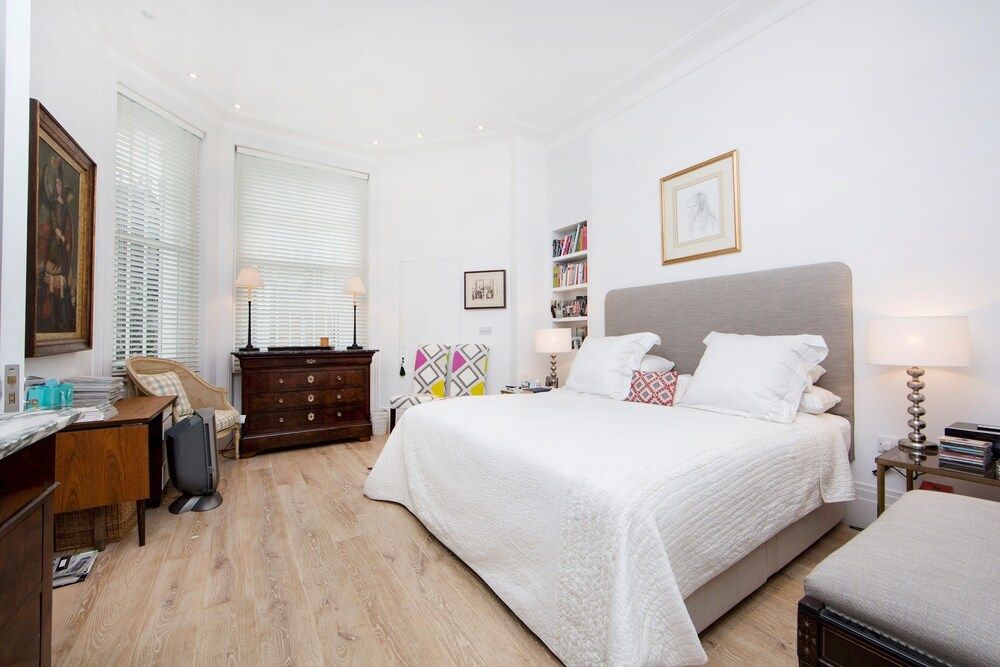 undefined Beautiful and Spacious 2 Bed/2 Bath Property Just Moments From Earls Court