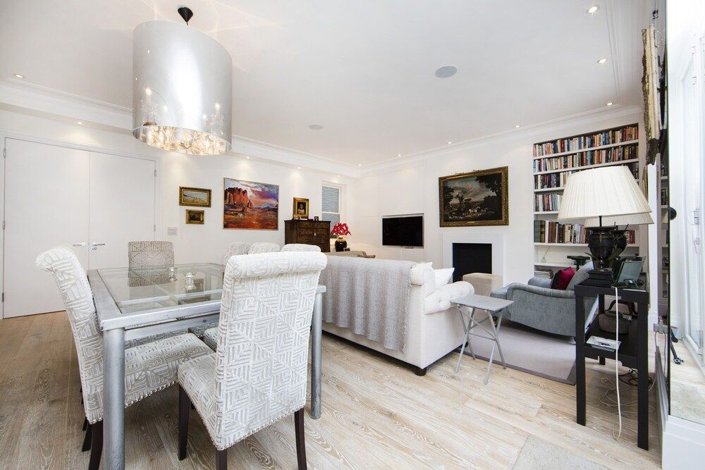 undefined Beautiful and Spacious 2 Bed/2 Bath Property Just Moments From Earls Court 3