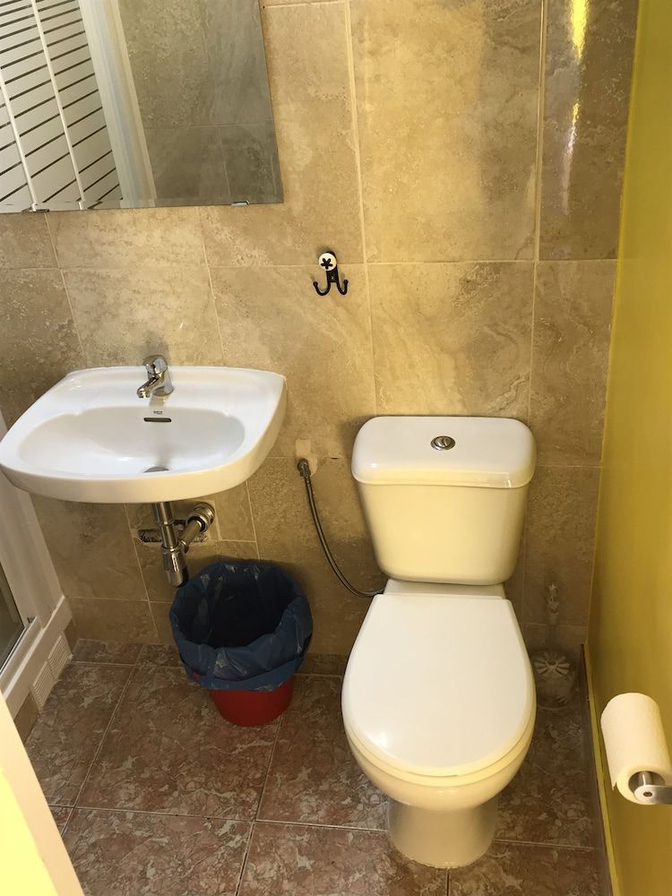 Hostal Apolo XI Twin Room, 2 Twin Beds, Shared Bathroom 4