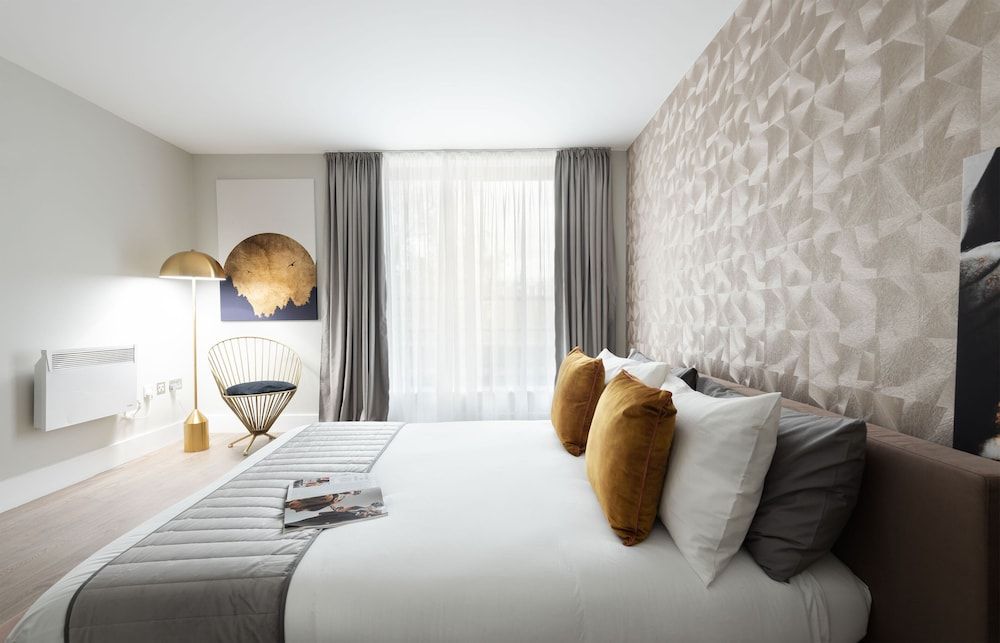 undefined The Residen 8