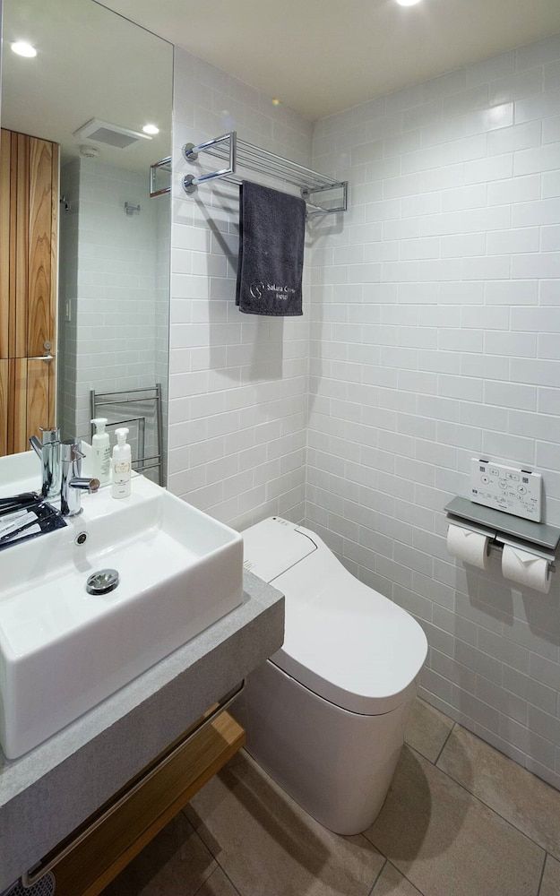 Sakura Cross Hotel Shinjuku East Annex Deluxe Family Room Max6 Comfort4, Non Smoking 9