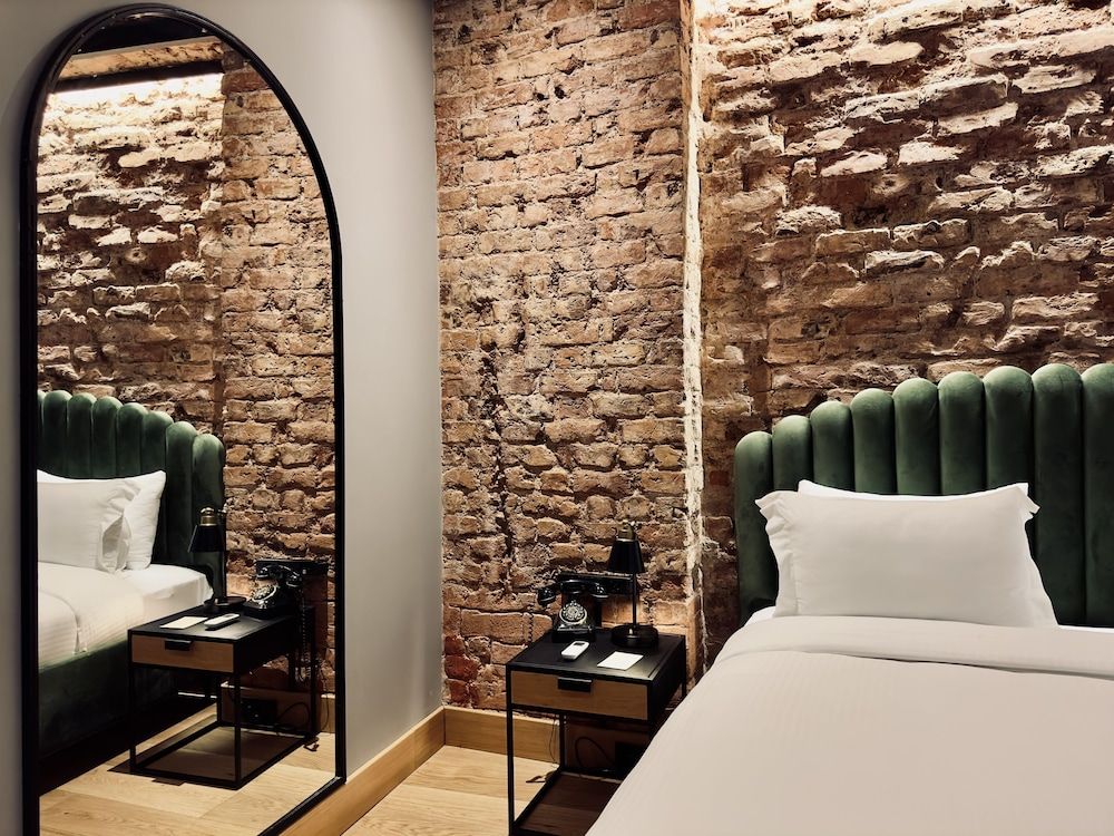 RUZ Hotels Junior Art Room Courtyard View 3