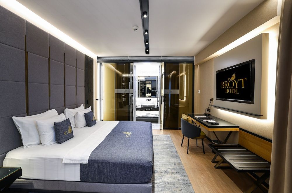 Broyt Hotel Suite Room 5
