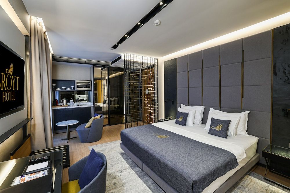 Broyt Hotel Suite Room 8