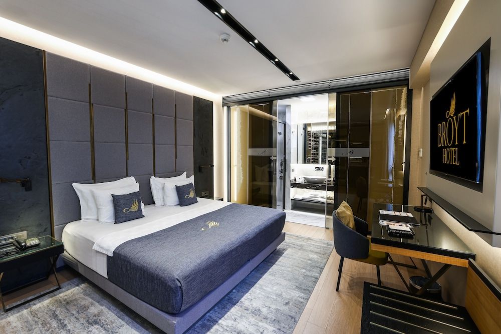 Broyt Hotel Suite Room 9