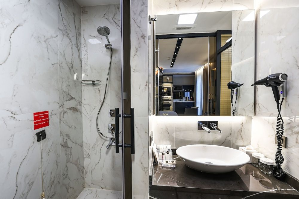 Broyt Hotel Suite Room 11