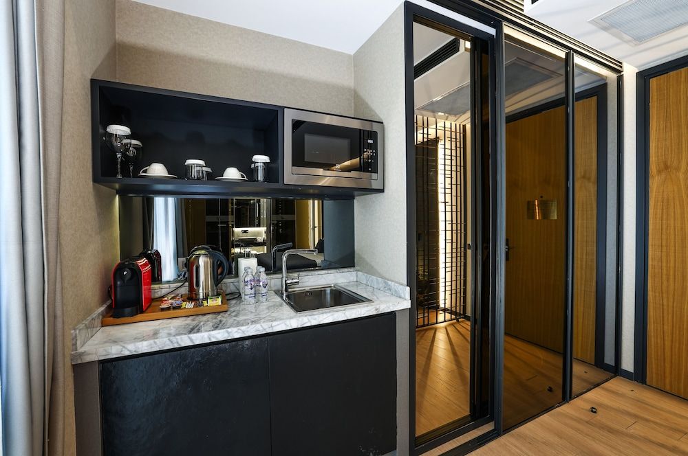 Broyt Hotel Suite Room 14