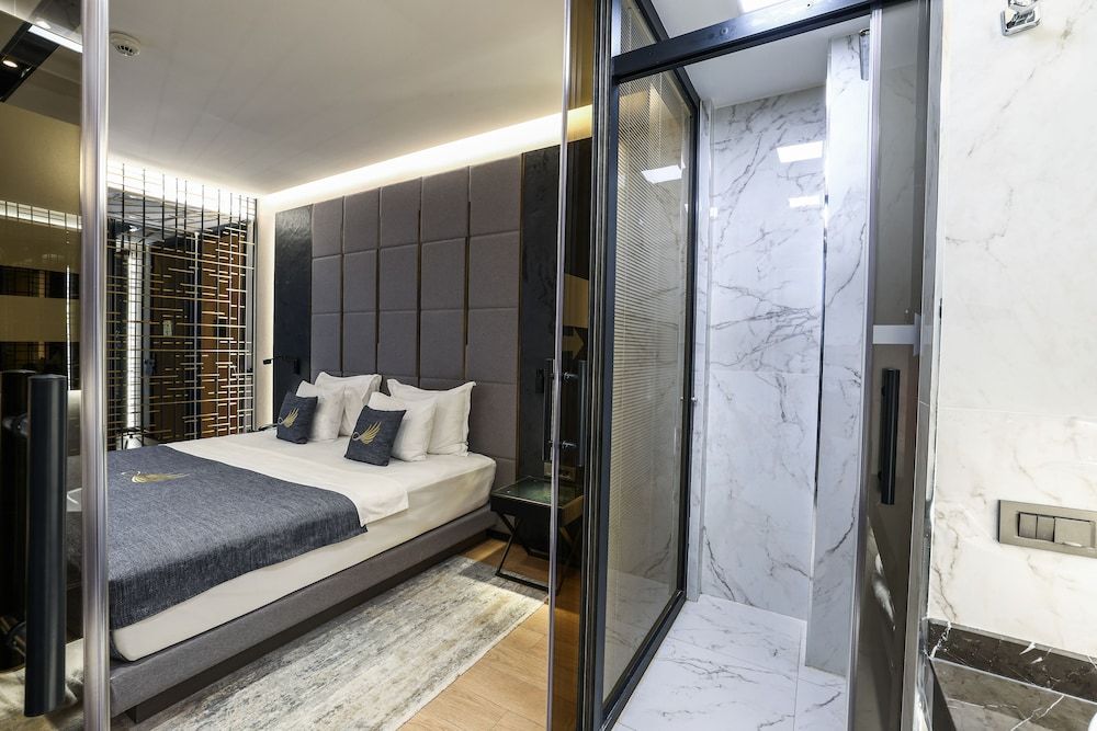 Broyt Hotel Suite Room 7