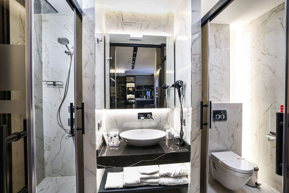 Broyt Hotel Suite Room 12