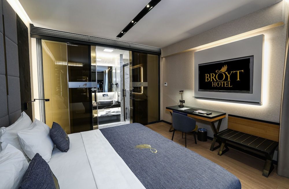 Broyt Hotel Suite Room 2