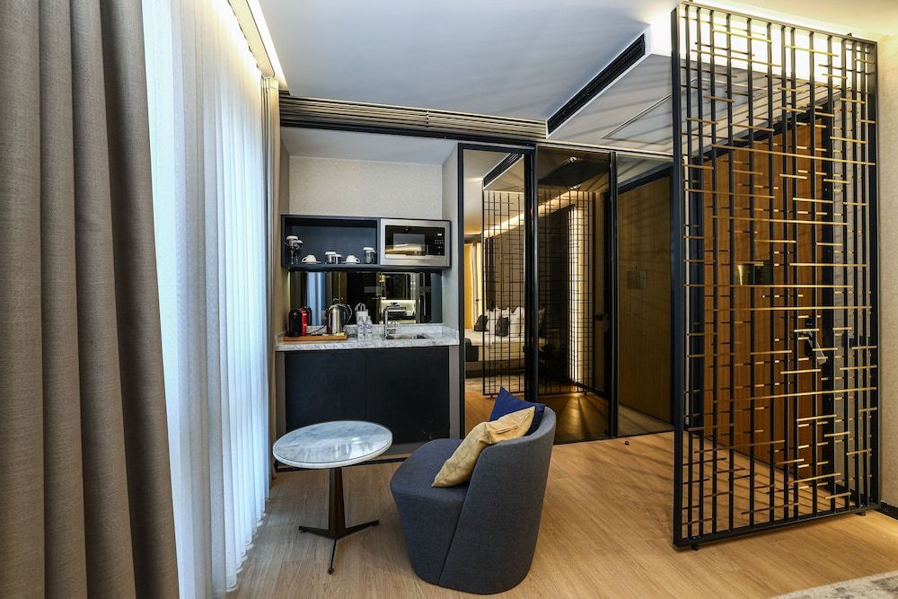 Broyt Hotel Suite Room 13