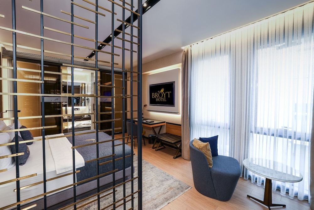 Broyt Hotel Suite Room 4
