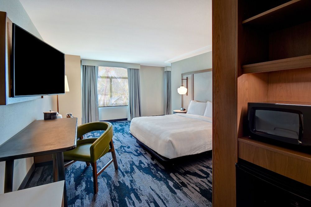 Suite, 1 King Bed with Sofa bed, Non Smoking, Corner