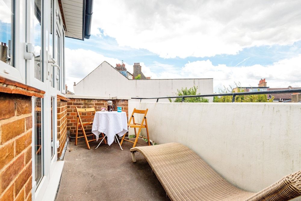 Majestic Home With Beautiful Garden in North West London by Underthedoormat Family House (5 Bedrooms) 15