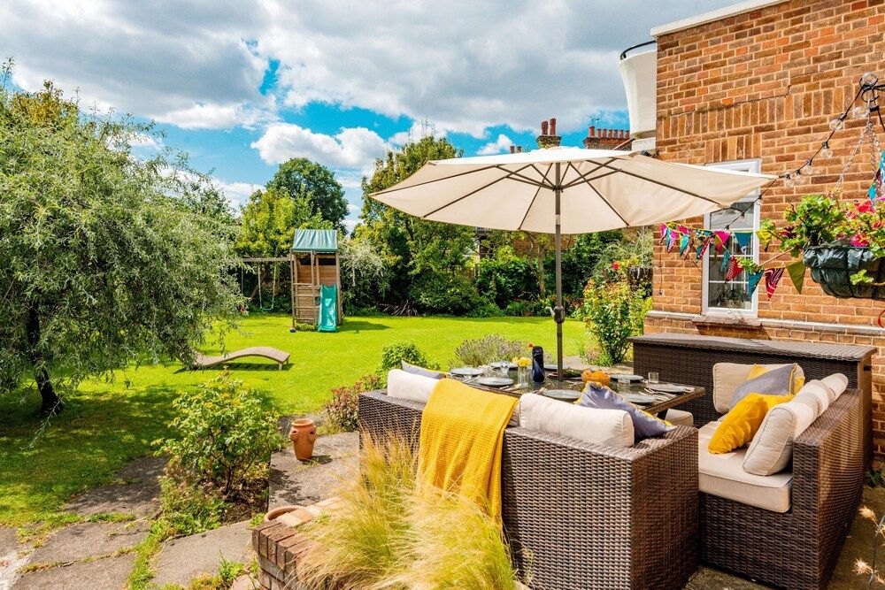 Majestic Home With Beautiful Garden in North West London by Underthedoormat Family House (5 Bedrooms) 19