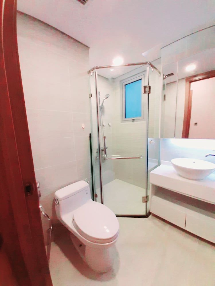 undefined Spacious Modern 4-bed 140sqm Vinhomes Apartment 10