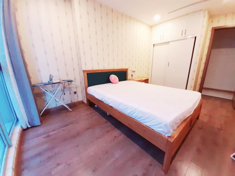 undefined Spacious Modern 4-bed 140sqm Vinhomes Apartment 2