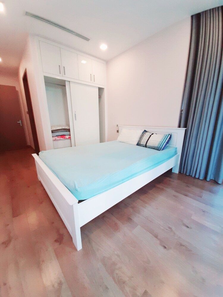 undefined Spacious Modern 4-bed 140sqm Vinhomes Apartment 3