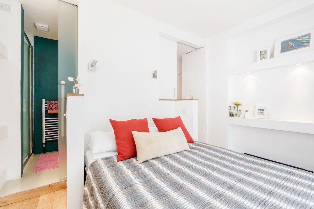 Modern Holland Park apartment One-Bedroom Apartment 9