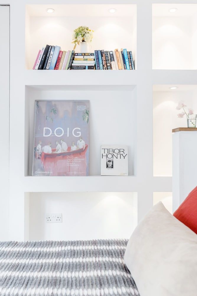 undefined Modern Holland Park apartment 4