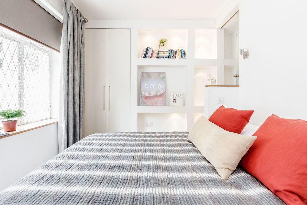 undefined Modern Holland Park apartment 7