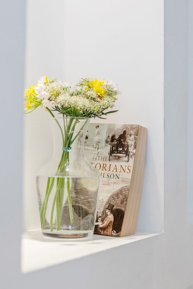 Modern Holland Park apartment One-Bedroom Apartment 30